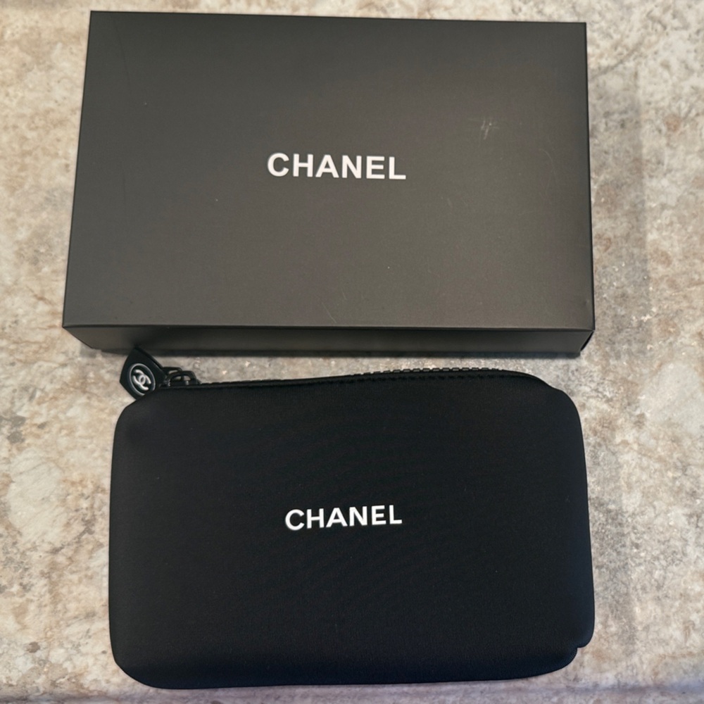 CHANEL Elegant Black cosmetic pouch with original Box